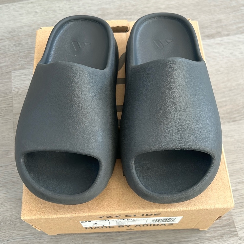 YEEZY SLIDES ONYX SIZE 1
